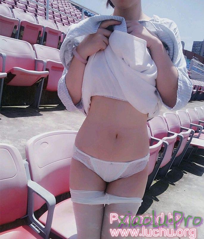 @苏苏小公主酱（月野兔） - 上午操场户外露出自拍视频+图包合集