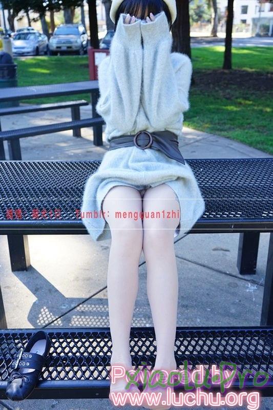 @萌犬一只 - 冬季户外毛衣裙白丝露出 32P