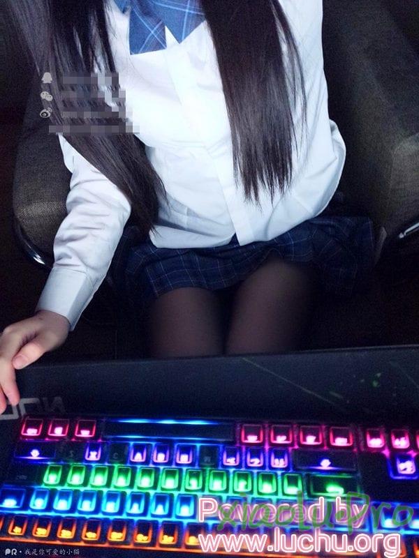 @我是你可爱的小猫 - 夜晚网咖露出之少女历险记自拍图包+视频五部合集
