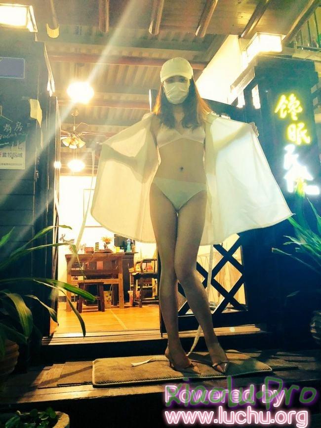 小姐姐在厦门曾厝垵露出 [23P/106M]