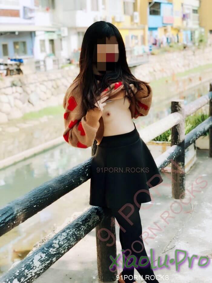 小女生 户外露出两套