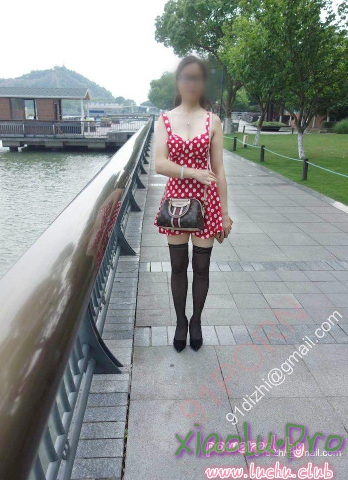 中国*美臀 - 红裙里的诱惑---露出外拍 47P