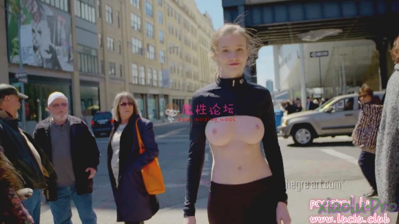 Emily Bloom 户外露出胸部的一天【1V 195M】
