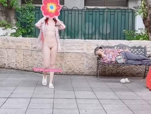 露脸天花板@娜娜 - 闹区饭店街边挑战各种人前露出已经翻车 [19V795M]