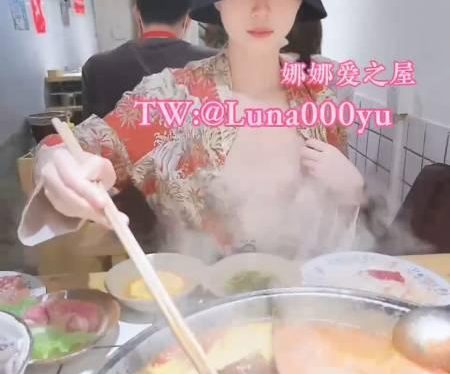 露脸天花板@娜娜 - 闹区饭店街边挑战各种人前露出已经翻车 [19V795M]