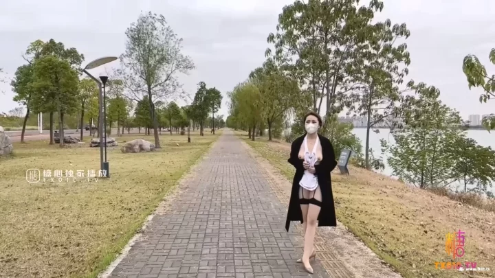 @美杜莎 - 户外跳蛋调教 狗链女仆露出车来车往 主人淫器玩物口爆吞精[1.44G]