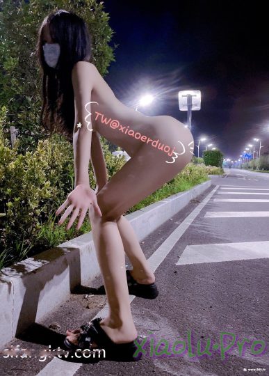 推特淫荡母狗@朵朵 - 停车场后备箱露出紫薇吸引客人摆摊买自己=被路人强操啪啪视图合集【38P 50V 1.39G】