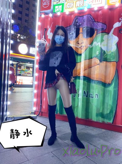 @静水 - 情侣档女友穿aj野外露出~全裸与农民工拍照~随便让路人摸~约炮群交花活多~别有一番韵味！【328P+38V/410M】