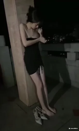 美女露出紫薇 干嘛 过来摸我 出来走走突然发起骚想要了 自己抠抠不过瘾 真好眼镜小哥哥路过请他帮个忙【172M/1V】