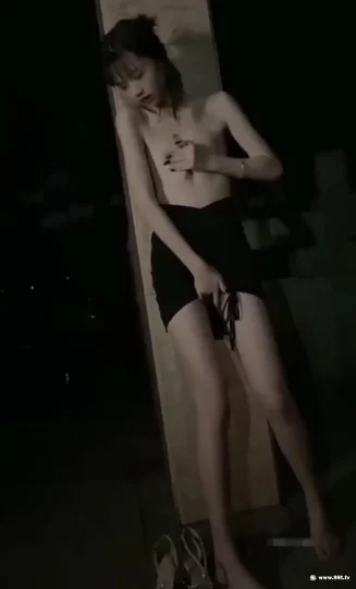 美女露出紫薇 干嘛 过来摸我 出来走走突然发起骚想要了 自己抠抠不过瘾 真好眼镜小哥哥路过请他帮个忙【172M/1V】