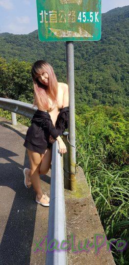 外语大学知名公交车痴女，为了求干什么都敢玩，户外露出、吃精、3P样样精通，长相一般但真的骚