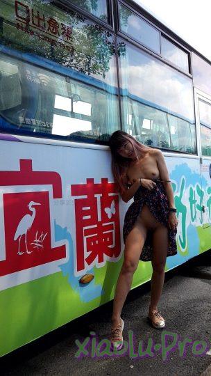 外语大学知名公交车痴女，为了求干什么都敢玩，户外露出、吃精、3P样样精通，长相一般但真的骚