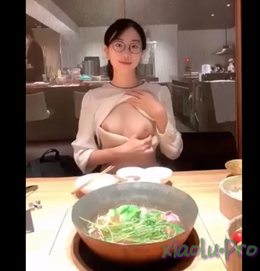 餐厅，吃饭时小露一下