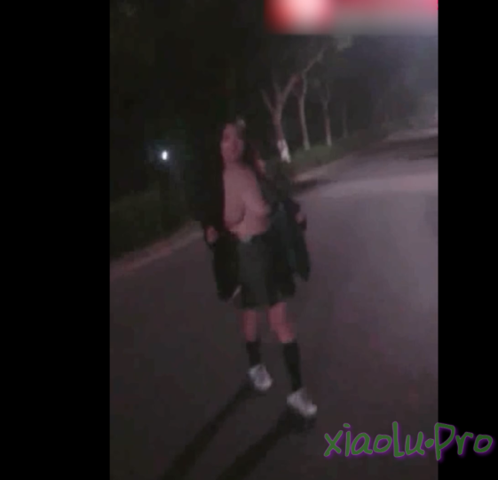 海角大神 姐弟户外露出 亲弟弟带着巨乳姐姐在街头玩露出 有这样的亲姐真幸福