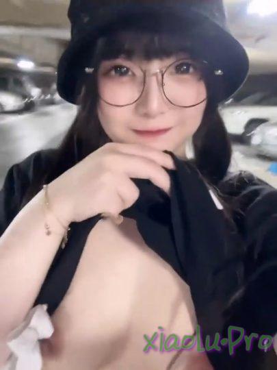 @落落Raku - 肥嘟嘟的可爱美少女，胆色却是一绝，户外露出，车上摸奶！[1V/15.1M]