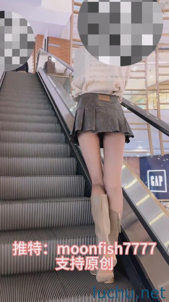 橙子橙子@moonfish7777 12月户外露出放尿+圣诞私拍 [31P+19V/6.74G]