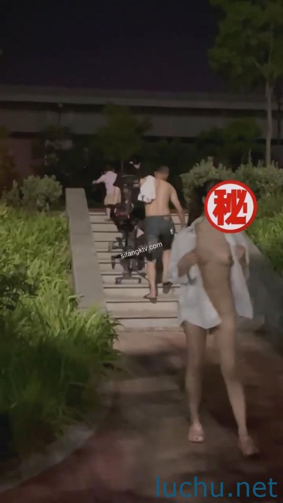 露出狂@琳琳linlin 私拍福利第二季 [28V/4.01G]