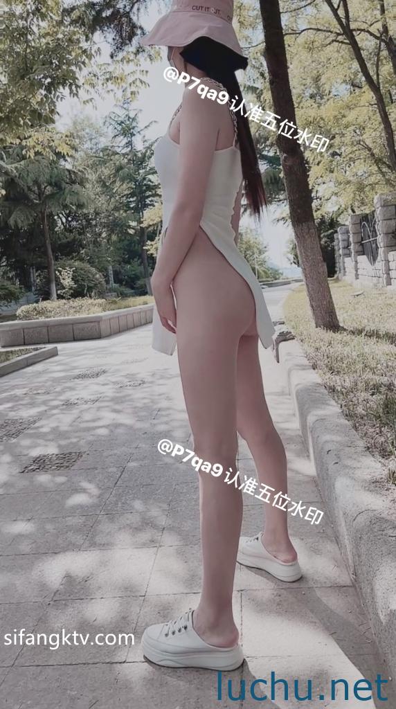 爱LC的小狐狸@Gi9zA (浅笑心柔) - 超市景区娱乐场各种日常性感出行人前露出 [86P+73V/710M]