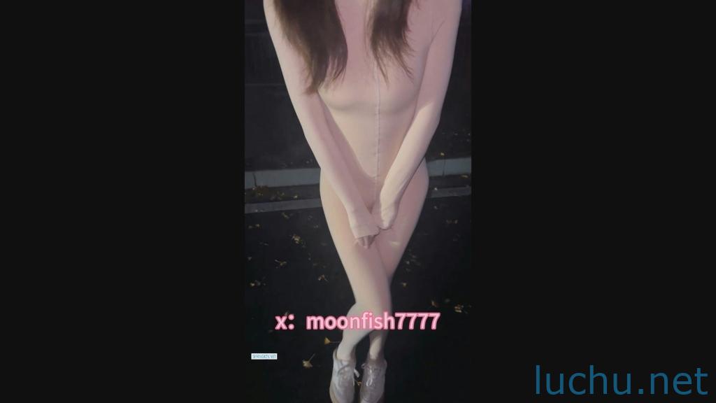 月亮鱼@moonfish 连体肉丝放尿play [2v/1.18G]