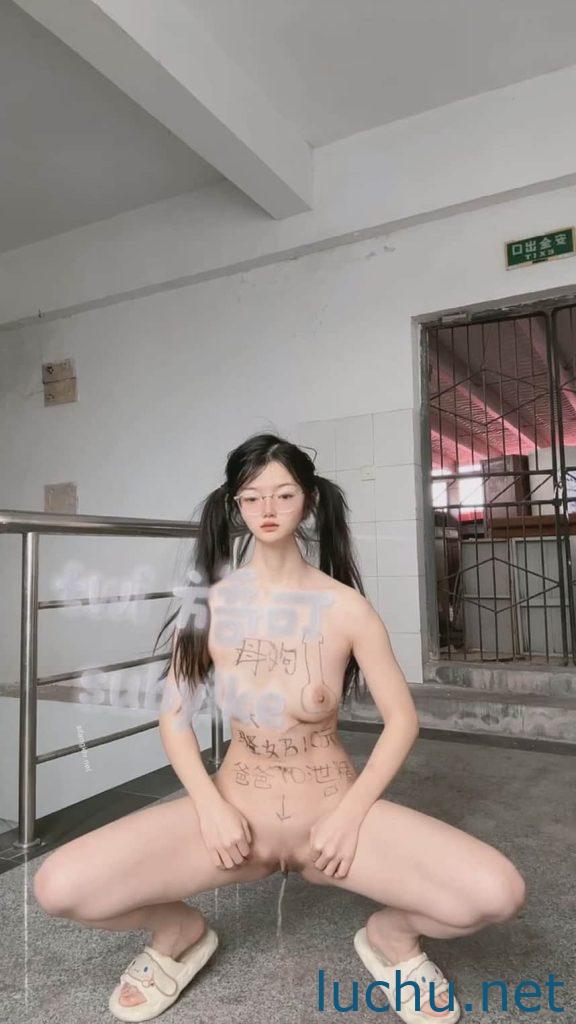 @旖可 (小罗老师) 露出裸舞放尿play [626P+51V/2.3G]