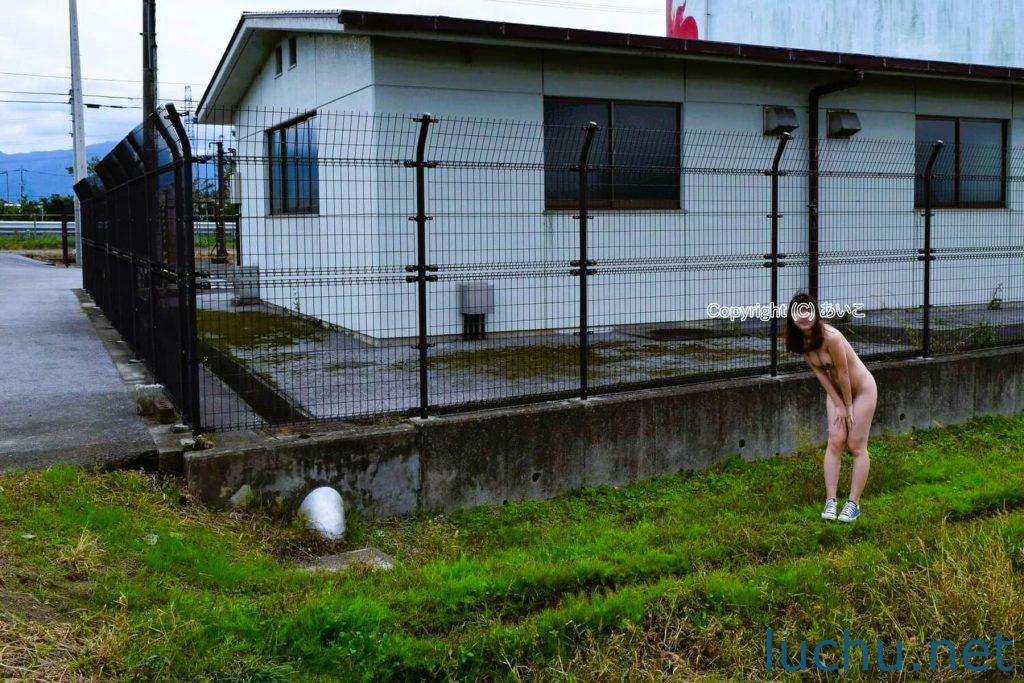 日本素人投稿@爱子小姐 户外露出图包[55P/50M]